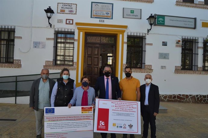 Juan Díaz y Dolores Sánchez (centro), ante uno de los colegios jarotes en los que se mejorará su iluminación interior.