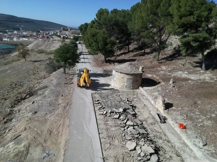 Obras de la nueva senda entre Rus y Canena
