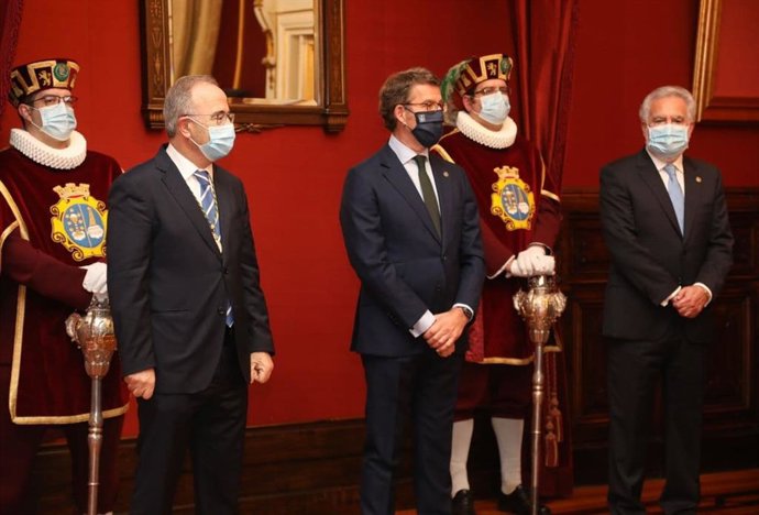 El alcalde de Santiago, Xosé Sánchez Bugallo, el presidente de la Xunta, Alberto Núñez Feijóo, y el presidente del Parlamento de Galicia, Miguel Ángel Santalices, en la Ofrenda de la Traslación de los restos del Apóstol Santiago de 2020.