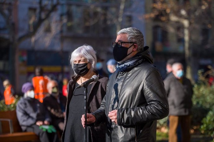 La líder de la CUP en el Parlament, Dolors Sabater, y el diputado de la CUP Carles Riera en declaraciones antes de la manifestación de Somescola