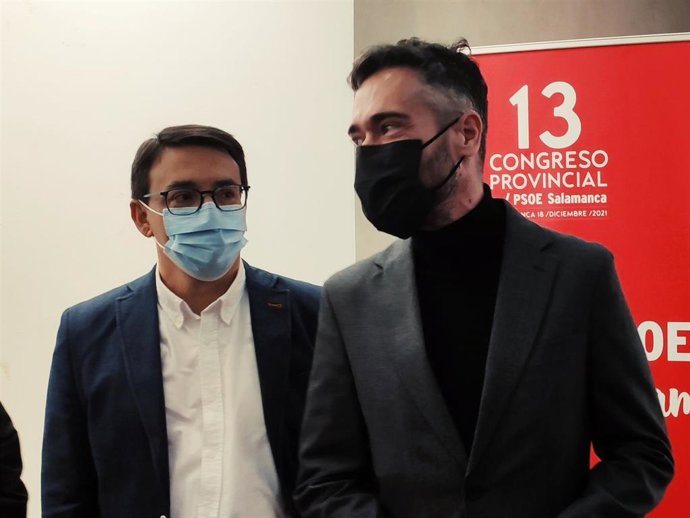 El salmantino Fernando Pablos este sábado en el Congreso Provincial junto al portavoz de la Comisión Ejecutiva Federal del PSOE, Felipe Sicilia.