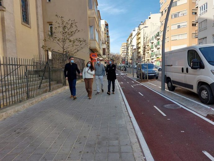 El alcalde de Palma, Jose Hila, junto con la teniente de alcalde de Infraestructuras y Accesibilidad, Angélica Pastor, visita la calle General Ricardo Ortega.