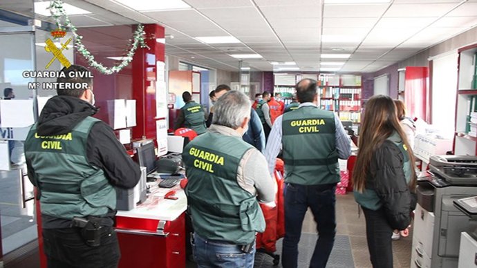 La Guardia Civil desmantela una trama criminal por pasar inspecciones técnicas a vehículos con irregularidades técnicas.