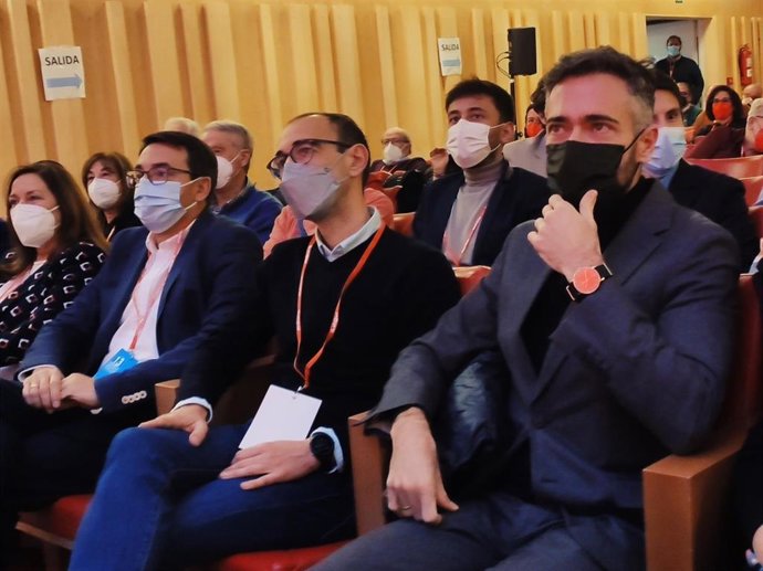 El secretario provincial del PSOE de Salamanca, David Serrada (centro), junto a los socialistas Felipe Sicilia (d) y Fernando Pablos (i) en el congreso provincial.