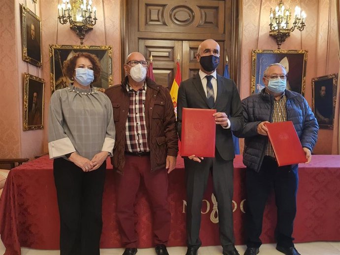 Antonio Muñoz y Adela Castaño, con representantes de la Intercomunidad de Propietarios de Encina del Rey.