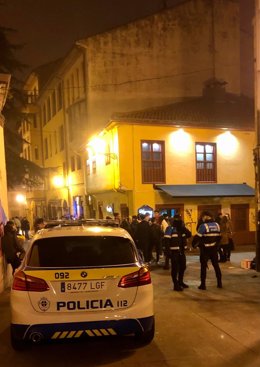 La Policía local de Oviedo controlando los aforos de los bares la pasada madrugada.
