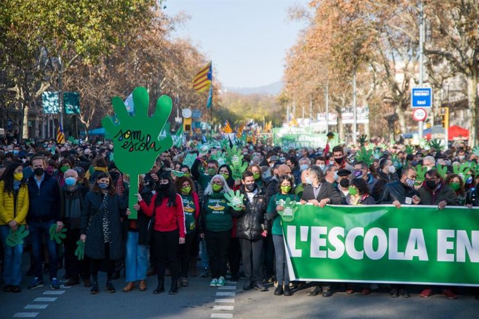 Manifestació de Somescola contra la fallada del 25% de castell a les aules a Barcelona