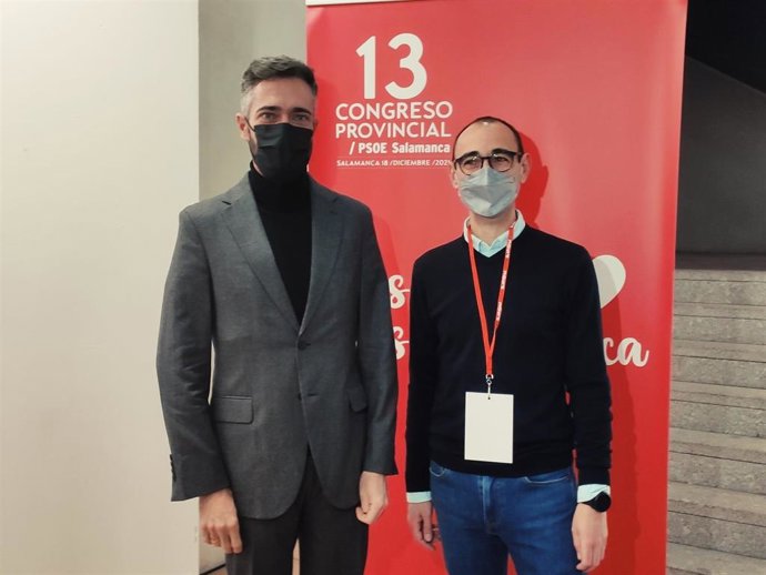 El portavoz de la Comisión Ejecutiva Federal del PSOE, Felipe Sicilia (i), junto al nuevo presidente provincial del PSOE en Salamanca, David Serrada (d).