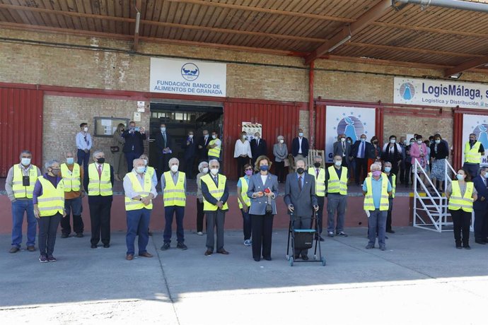 Archivo - Su Majestad la Reina Doña Sofía, en la foto de familia después de  la visita a la Fundación Banco de Alimentos a 20 de octubre del 2021 