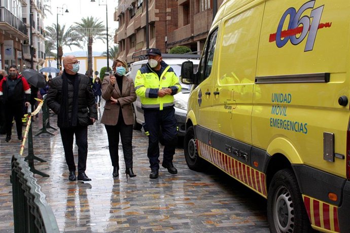 La alcaldesa de Cartagena, Noelia Arroyo, ha visitado el punto móvil de vacunación que Salud ha instalado este sábado en la plaza Castellini