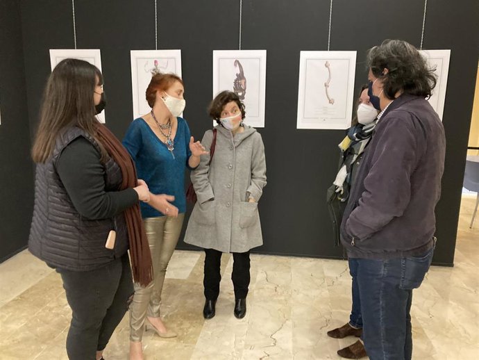 La consellera de Asuntos Sociales y Deportes, Fina Santiago, visita la exposición 'El sentir del procés migratori' en el Día del Migrante.