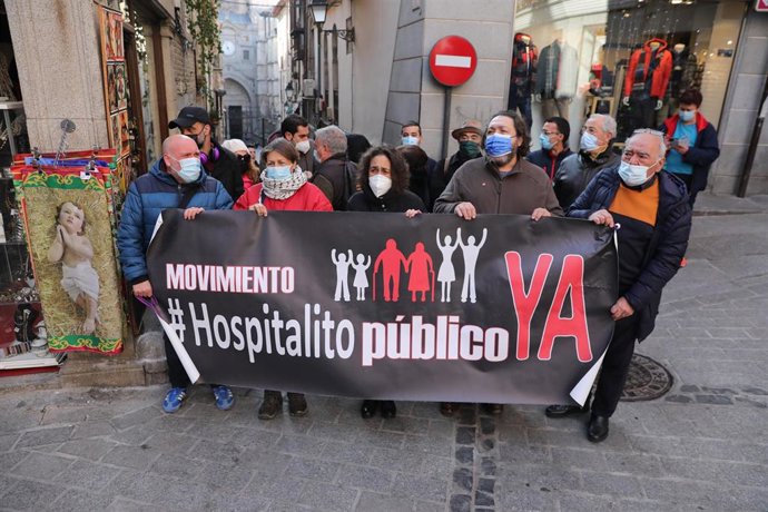 Varias personas participan en una manifestación por una residencia de mayores en el centro de Toledo, a 18 de diciembre de 2021, en Toledo, Castilla-La Mancha (España). La plataforma Hospitalito Ya convoca esta protesta para reclamar una solución para