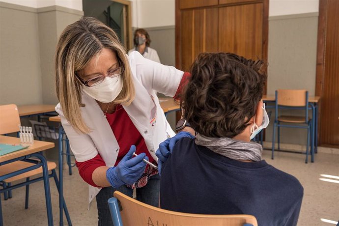 Un menor recibe la vacuna covid en Granada
