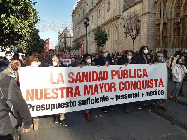 Decenas de organizaciones se concentran en Sevilla en defensa de la salud pública
