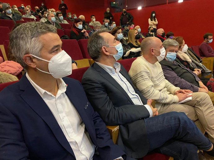 El secretario general del Partido Comunista de España (PCE), Enrique Santiago, (en el centro) en un acto de partido.