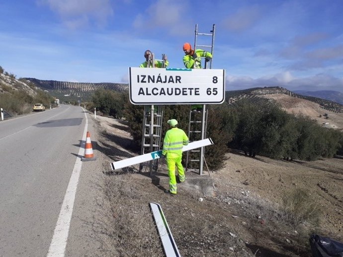 Renovación de la señalización vertical en carreteras de la provincia.