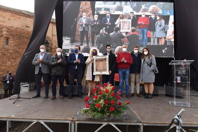 Autoridades en el acto de recuerdo de Charo Cordero celebrado en Romangordo (Cáceres)