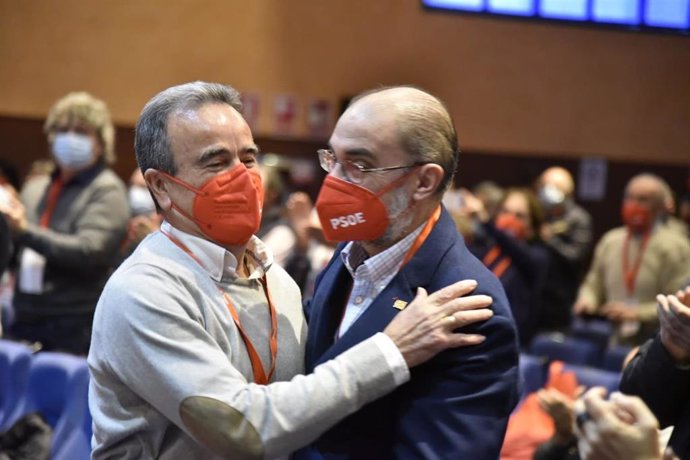 El secretario general del PSOE Zaragoza, Juan Antonio Sánchez Quero, y el secretario general del PSOE Aragón, Javier Lambán.