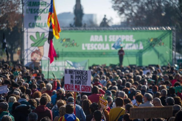 Manifestació de Somescola a Barcelona a favor del model d'immersió lingüística català i en contra de la fallada del Tribunal Suprem (TS) que fixa un mínim d'un 25% d'ensenyament en castellà en el sistema educatiu català