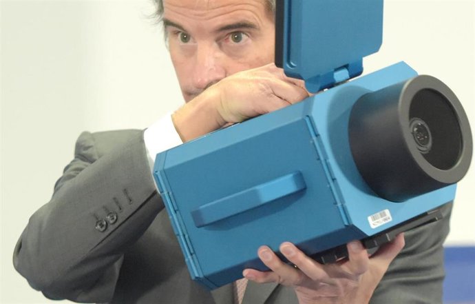 El director general de la Agencia Internacional de la Energía Atómica (AIEA), Rafael Grossi, con una cámara como las instaladas en la central nuclear de Karaj, en Irán