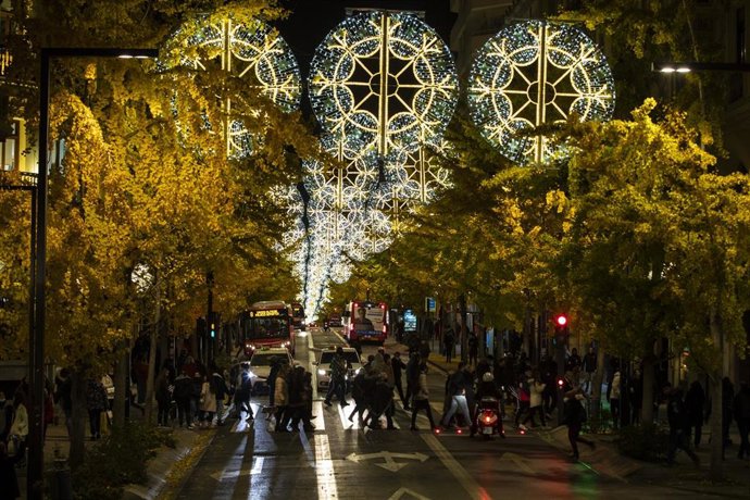 Encendido del alumbrado navideño en buena parte de las calles del centro de la ciudad a 01 de diciembre del 2021 en Granada (Andalucía)