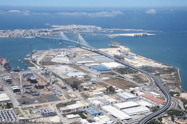 Archivo - Vista aérea del Puerto de Cádiz