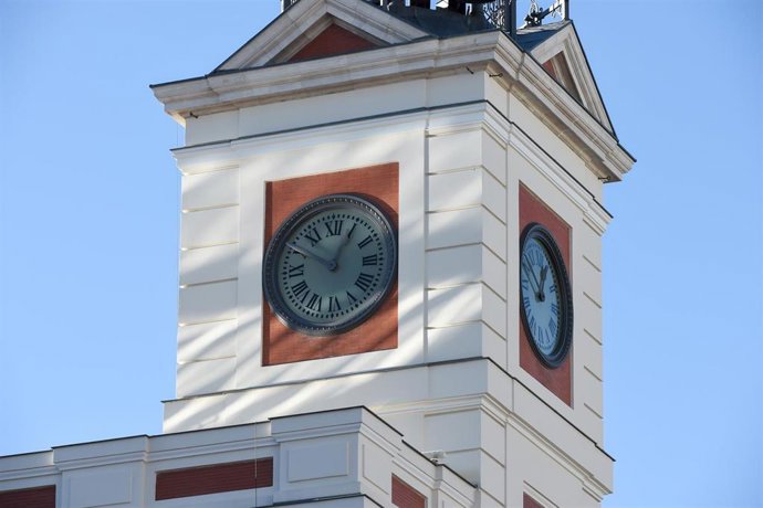 Reloj de la Puerta del Sol, que se prepara para dar las campanadas del próximo 31 de diciembre, en la Puerta del Sol.