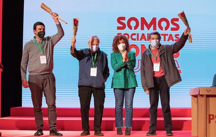 La secretaria general del PSOE de Huelva, María Eugenia Limón, junto a tres de los anteriores secretarios generales de la formación en la provincia.