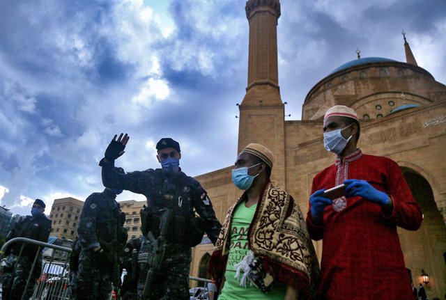 Archivo - Personas con mascarilla en la capital de Líbano, Beirut, durante la pandemia de coronavirus