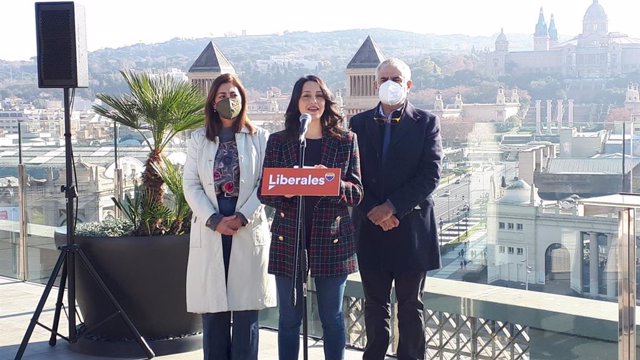 La presidenta de Cs,  Inés Arrimadas; el líder de Cs en el Parlament, Carlos Carrizosa; i la presidenta de Cs a l'Ajuntament de Barcelona, Luz Guilarte, en roda de premsa.