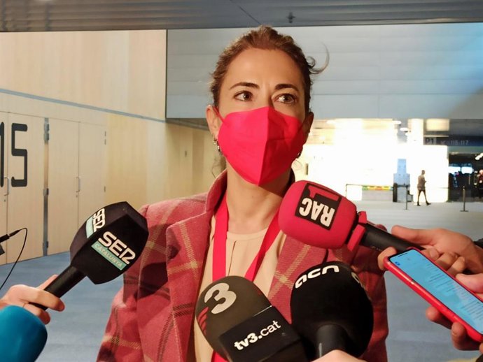 La ministra de Transports, Mobilitat i Agenda Urbana, Raquel Sánchez, en declaracions als mitjans durant el Congrés Extraordinari del PSC a Barcelona.