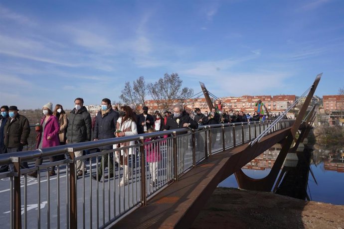 El presidente de la Junta, Alfonso Fernández Mañueco, y el alcalde de Salamanca, Carlos García Carbayo, junto a otras autoridades en la inauguración de la nueva pasarela en Salamanca.
