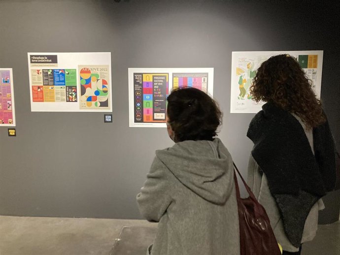 La consellera de Asuntos Sociales y Deportes, Fina Santiago, visita la muestra del certamen Art Jove 2021.