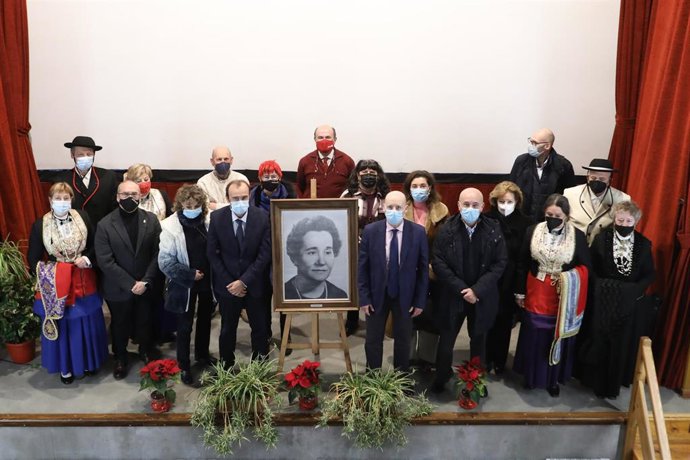 Foto de grupo de los asistentes al acto de homenaje a la científica María Josefa Molera