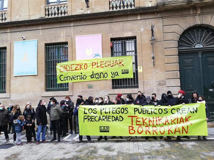 Concentración de técnicos de espacios escénicos para reclamar un convenio colectivo que regule el sector
