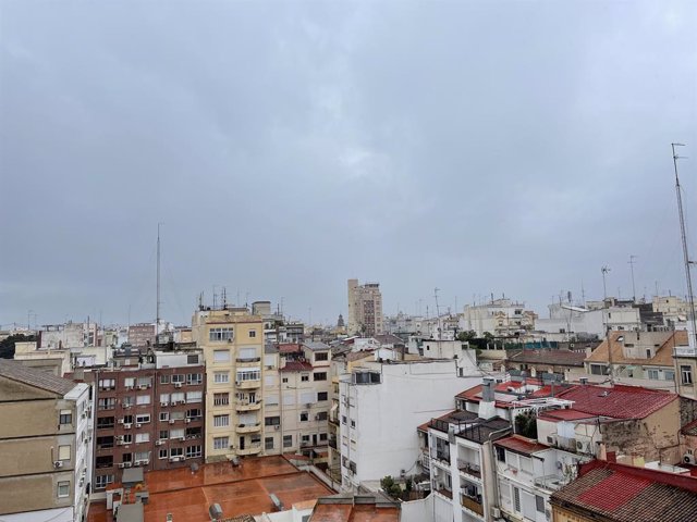 Cel nuvolós i pluja a València