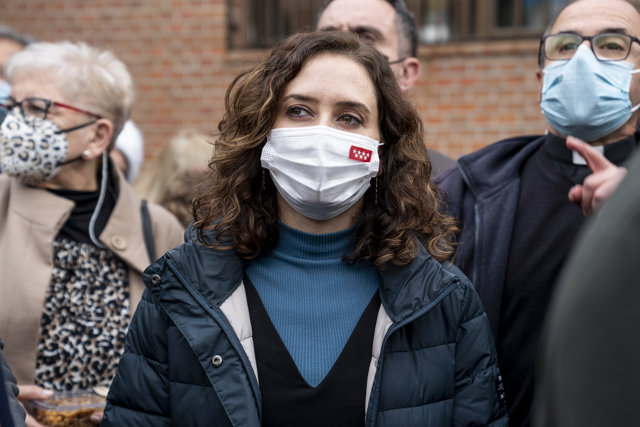 La presidenta de la Comunidad de Madrid, Isabel Díaz Ayuso, en unas migas solidarias, en Móstoles