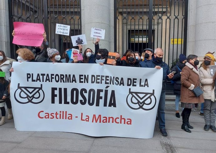 Protesta de la Plataforma en Defensa de la Filosofía ante el Ministerio de Eduación.