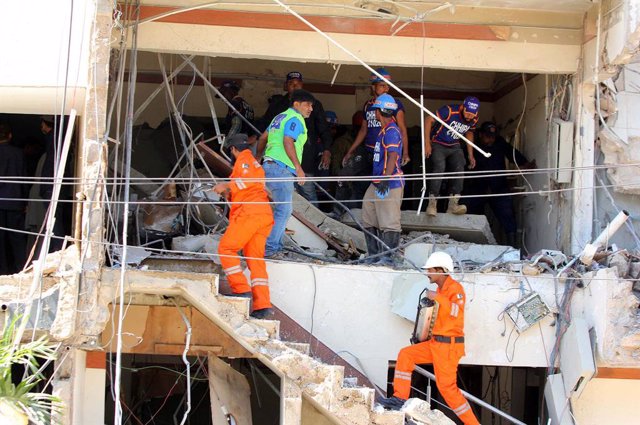 Archivo - 21 October 2020, Pakistan, Karachi: Rescue workers look for survivors in the rubble of a building following the explosion that hit an apartment building at Maskan Chowrangi. Photo: -/PPI via ZUMA Wire/dpa