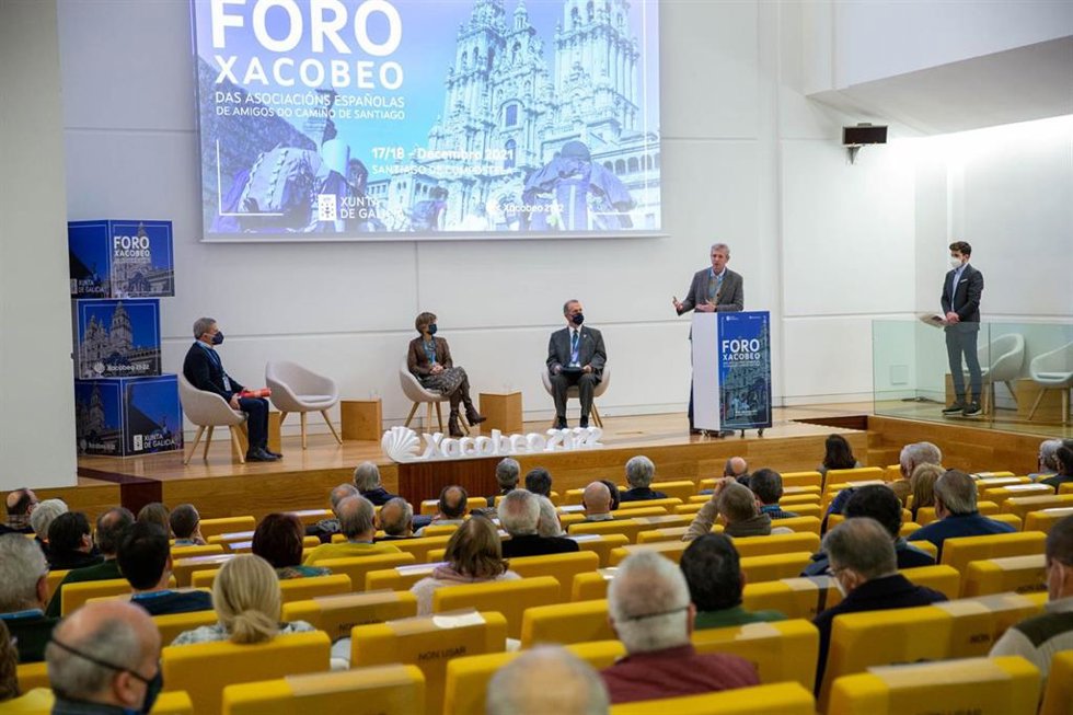 El vicepresidente primero de la Xunta, Alfonso Rueda, y la directora de Turismo de Galicia, Nava Castro, en el acto de inauguración del Foro Xacobeo de Asociacións Españolas de Amigos do Camiño de Santiago.