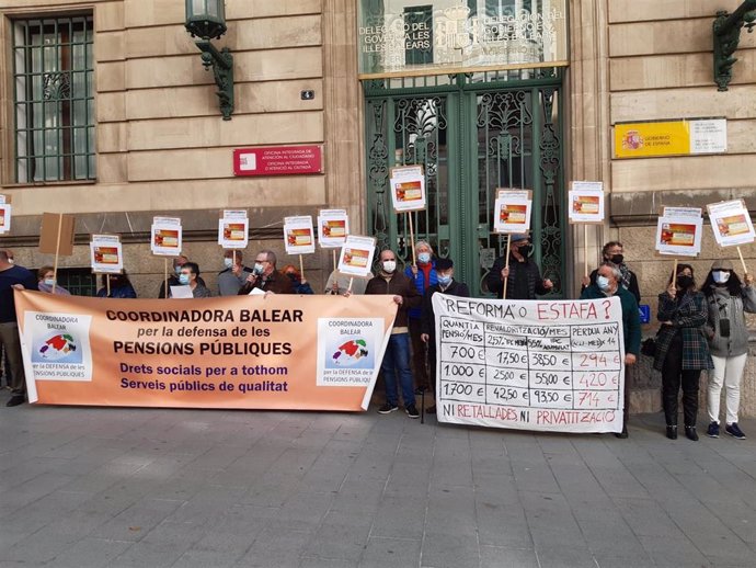 Unas 20 personas se concentran en Palma para expresar su "indignación" por la reforma de las pensiones.