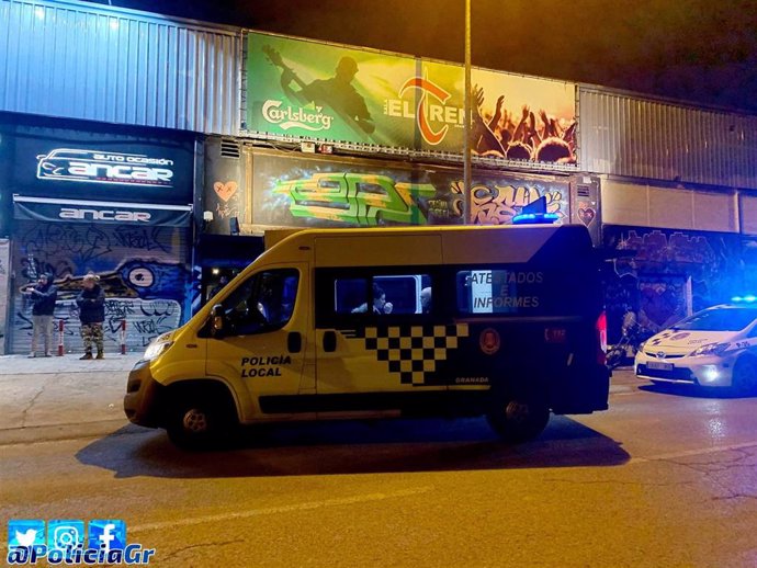 Un detenido y 12 denuncias en un botellón ilegal de madrugada que cortaba la calzada en Bobadilla