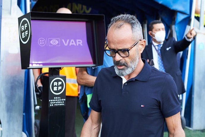 Archivo - Alvaro Cervera, coach of Cadiz, looks on during the spanish league, La Liga Santander, football match played between Cadiz CF and Levante UD at Nuevo Mirandilla stadium on August 14, 2021, in Cadiz, Spain.