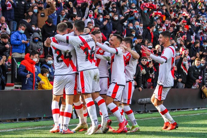 Alejandro Catena celebra el gol del Rayo Vallecano contra el Deportivo Alaves.