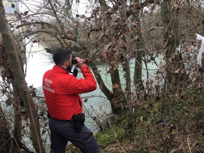 Agente de la comisaria de Estella durante el dispositivo de búsqueda del vecino desaparecido