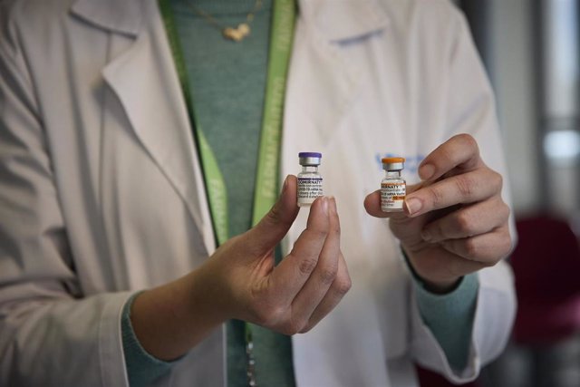 Un  profesional sanitario sostiene dos viales con la vacuna contra el Covid-19, en el Hospital La Paz.