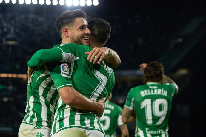 Alex Moreno abraza a Juanmi en un partido del Real Betis.