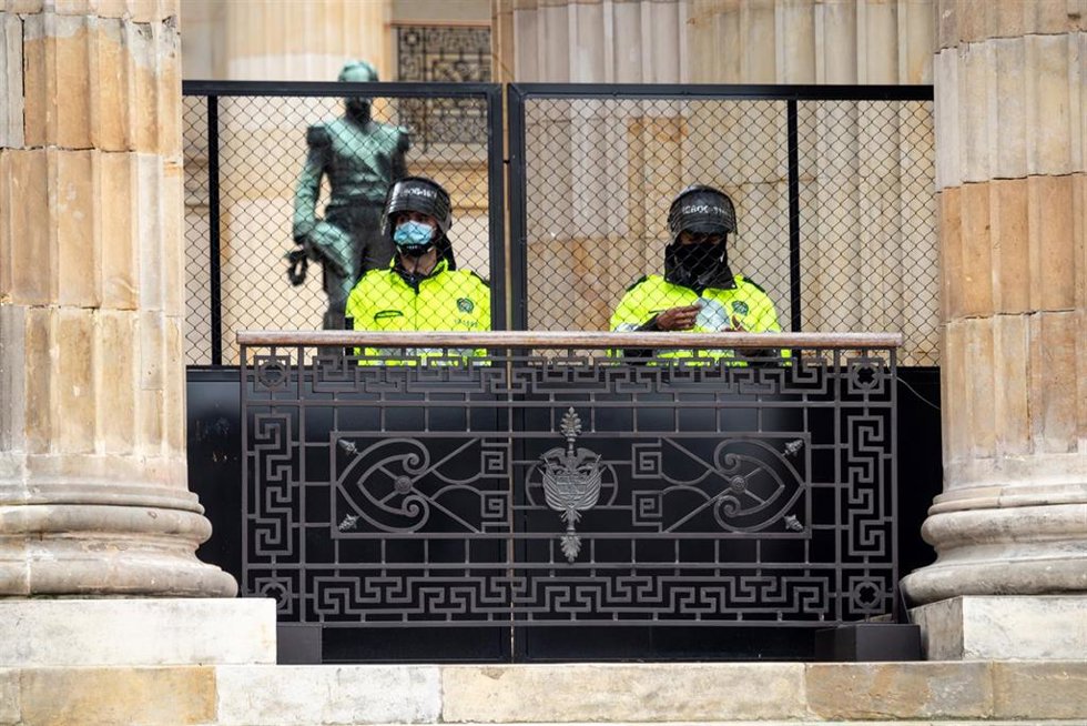 Archivo - Dos policías colombianos
