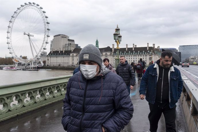 Personas con mascarilla en Londres