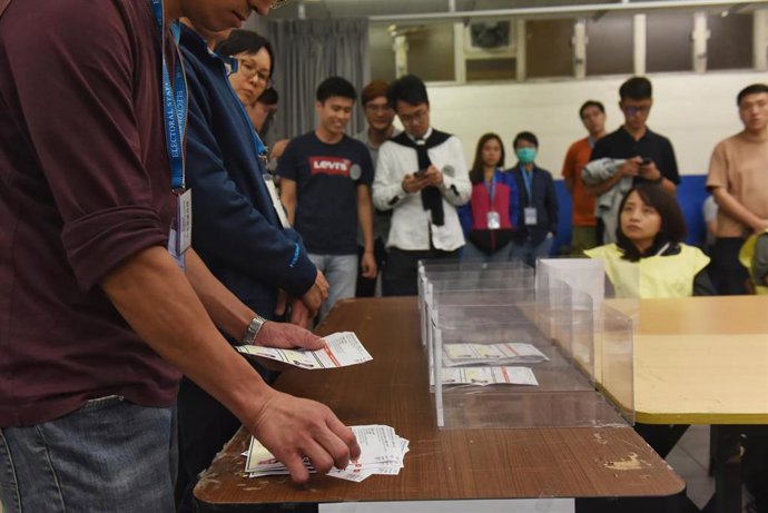 Archivo - Imagen de archivo de elecciones locales en Hong Kong.